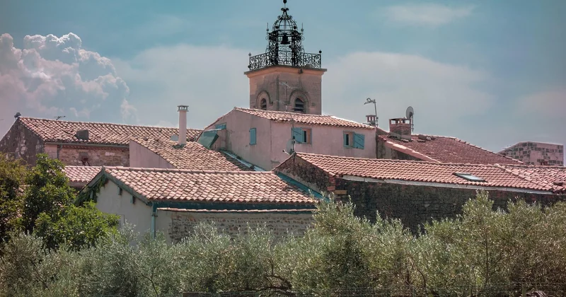 Quelle est la différence architecturale entre un mas et une bastide ?